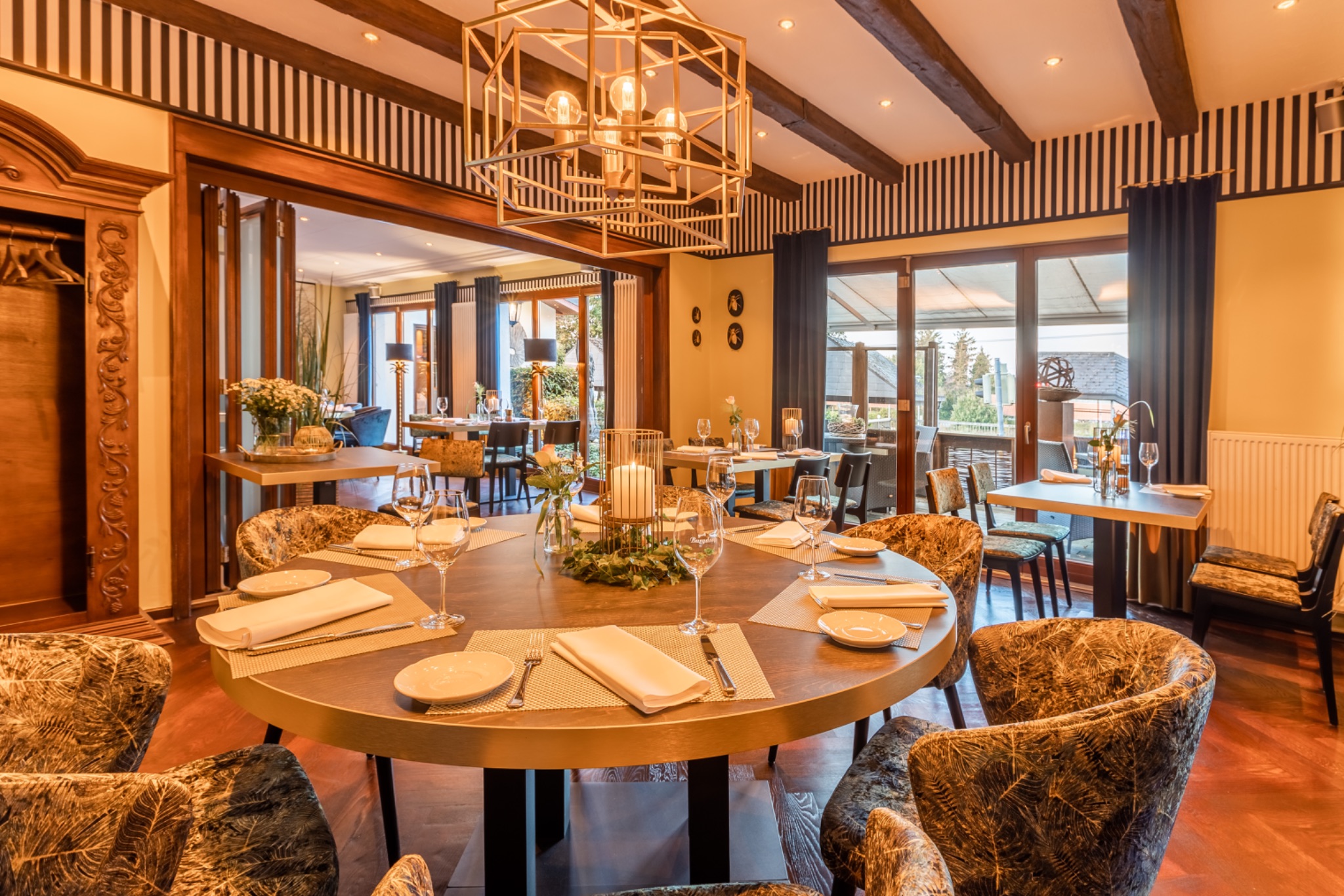 Werbefoto burgdorfs restaurant hotel interior runter tisch blick nach  aussen